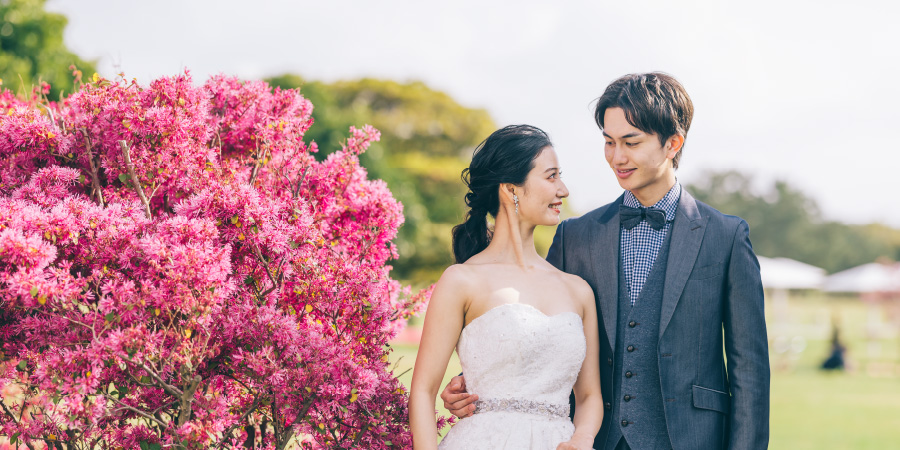 海の中道海浜公園で見つめ合う新郎新婦様の結婚写真