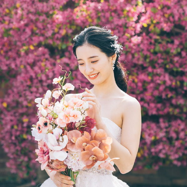 ブーケを見つめる新婦様のソロショット