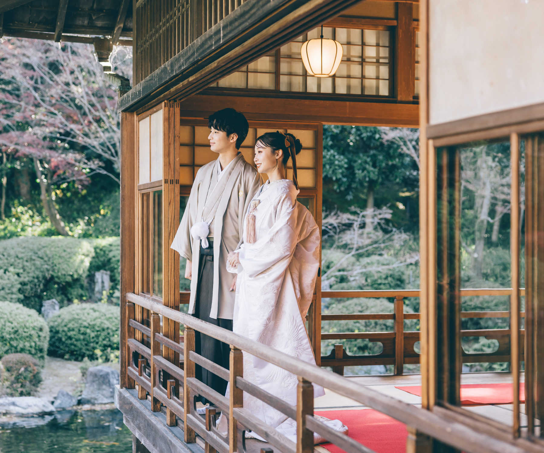 和傘のしたで談笑する新郎新婦様の和装前撮り