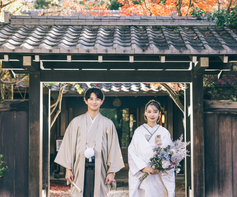 趣ある日本家屋の前で微笑む新郎新婦様の結婚写真