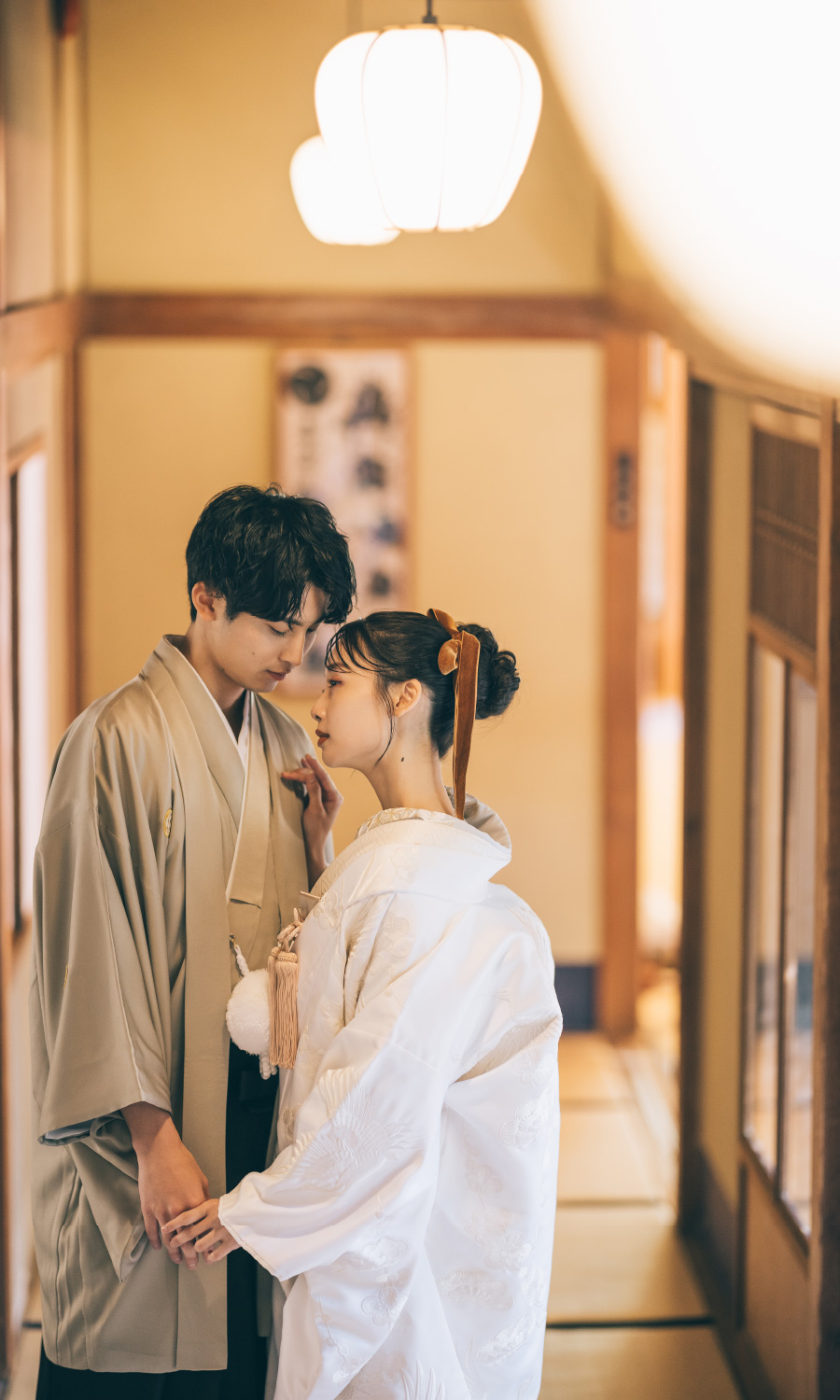 欄干からこちらを見つめる新郎新婦様の和装前撮り