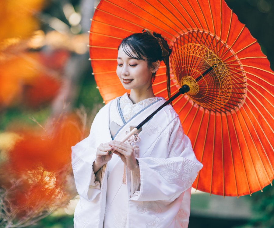 石畳の上で新婦様をエスコートする新郎様の和装前撮り