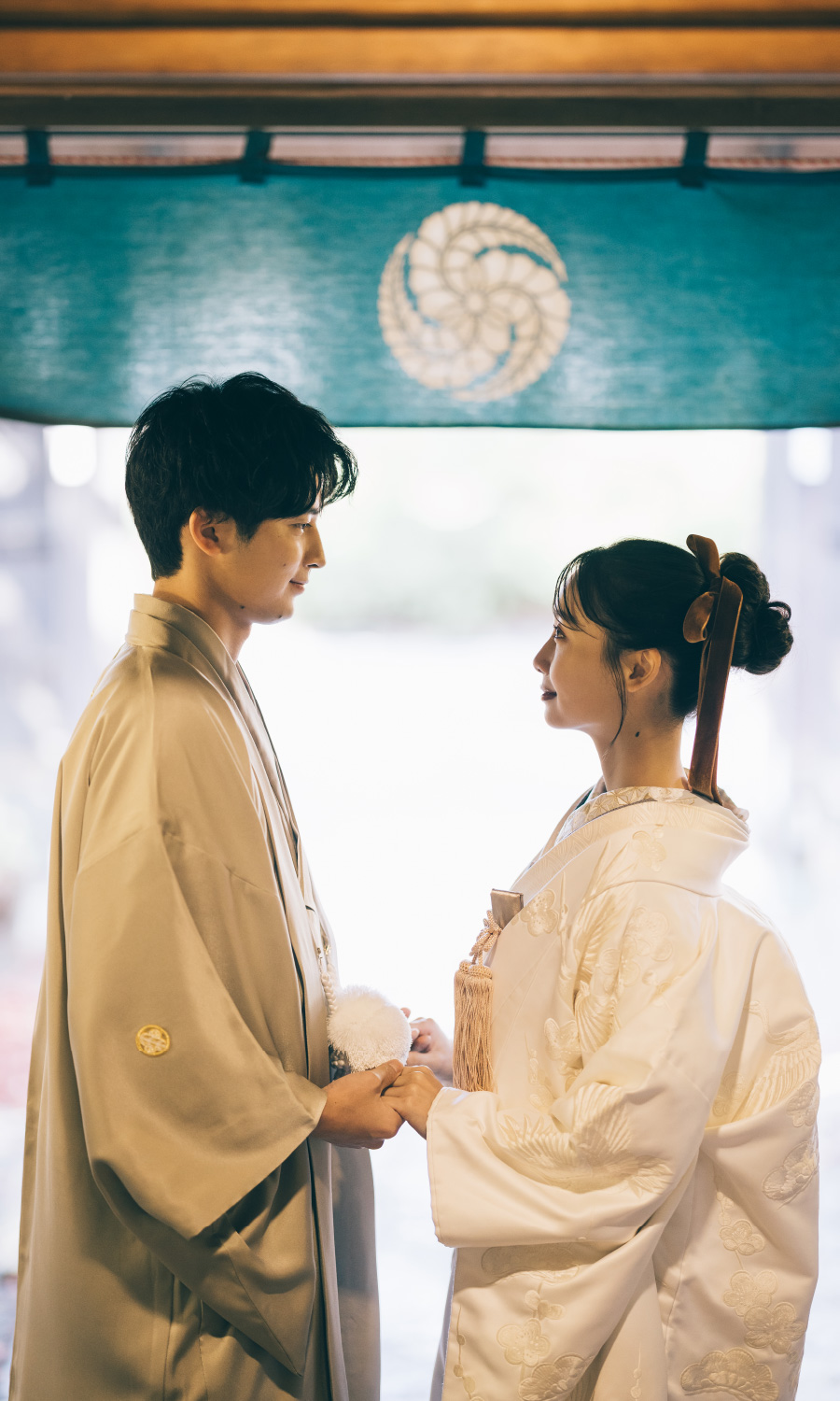 日本庭園で和傘を持った新婦様のソロショット