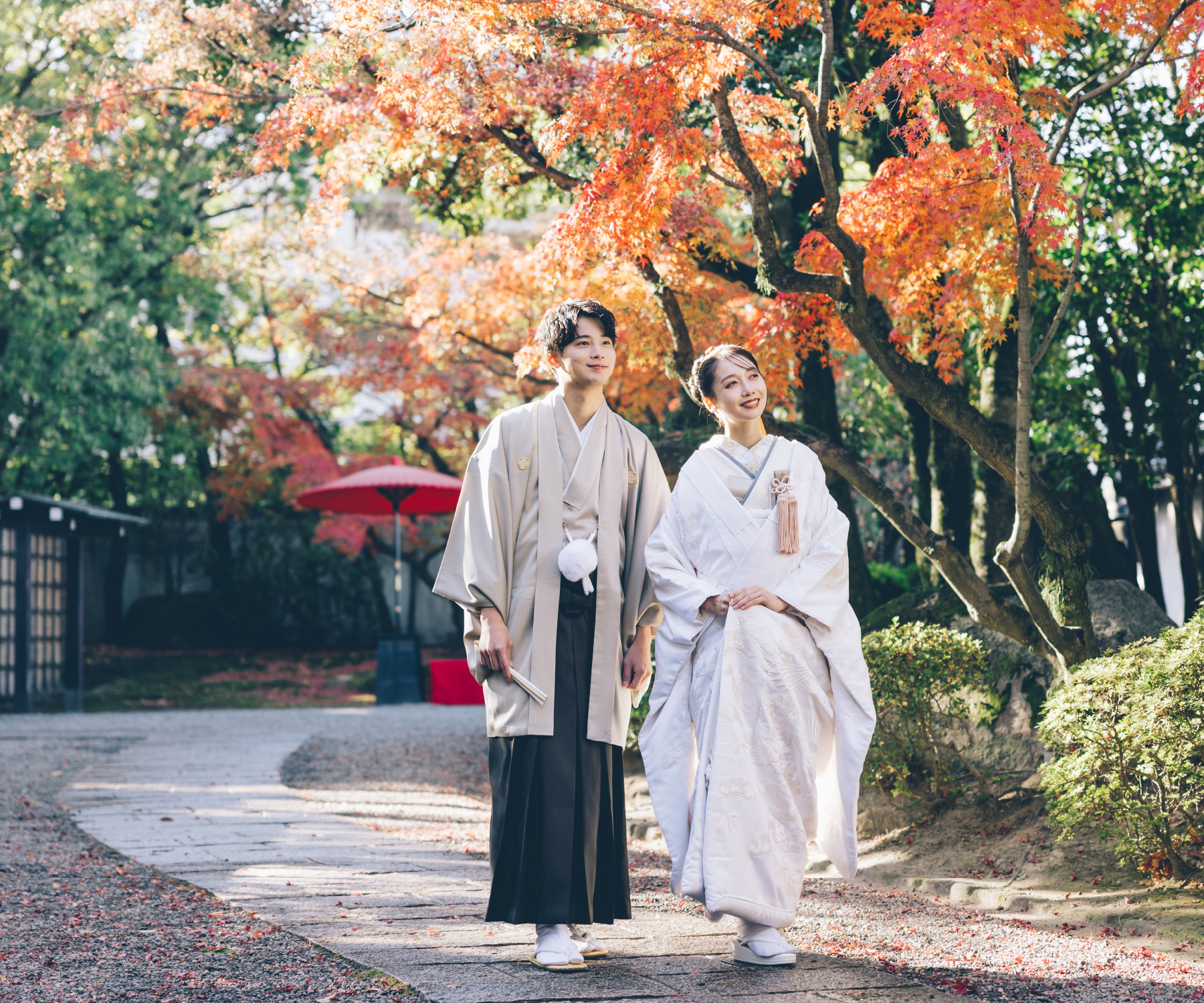 友泉亭の門の下で撮影するロケーションフォト