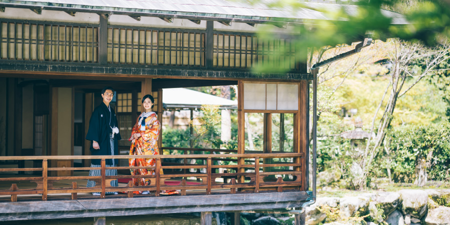 友泉亭の石畳の上で微笑みあう新郎新婦様の結婚写真