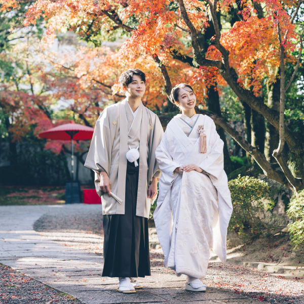 友泉亭で正座する新郎新婦様の結婚写真