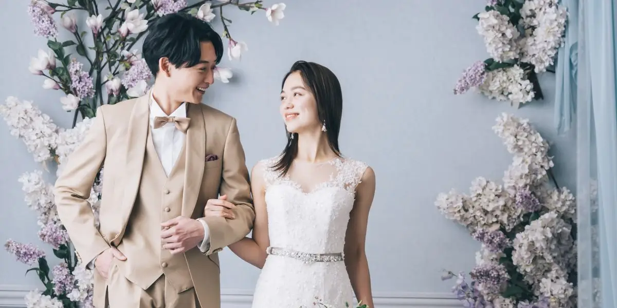 和の背景にマッチしたタキシードとドレスを着た新郎新婦様