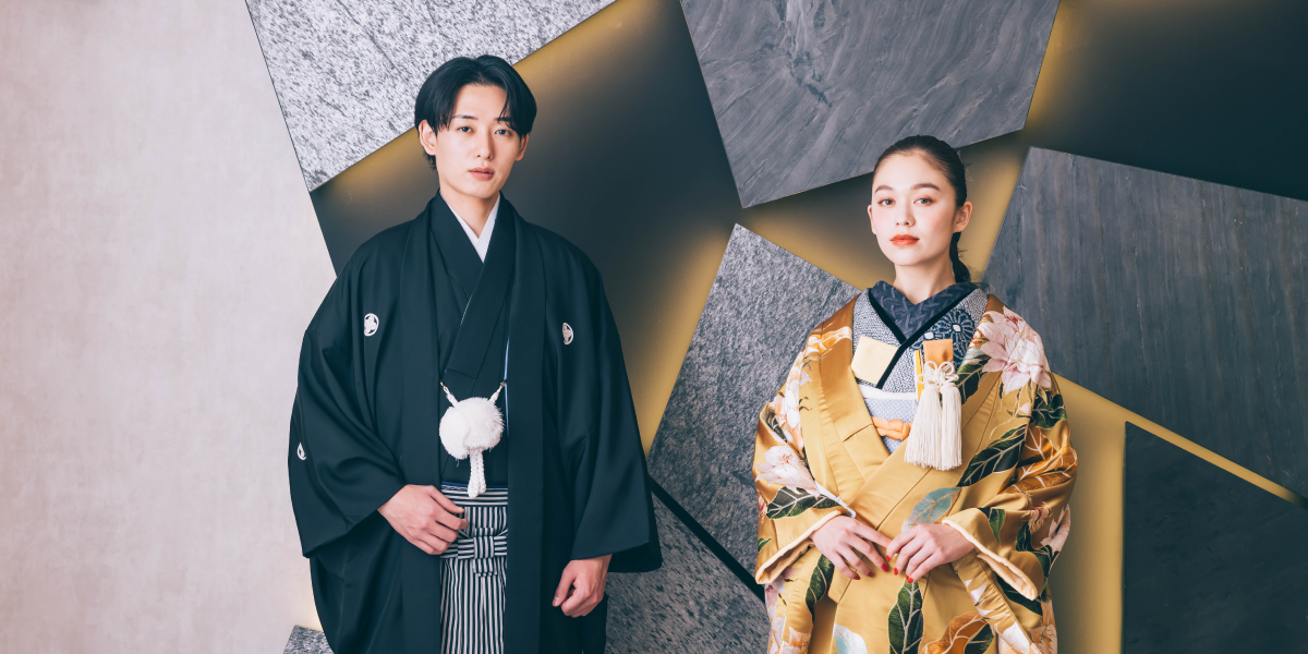 和室で正座をする上品な佇まいをした新郎新婦様