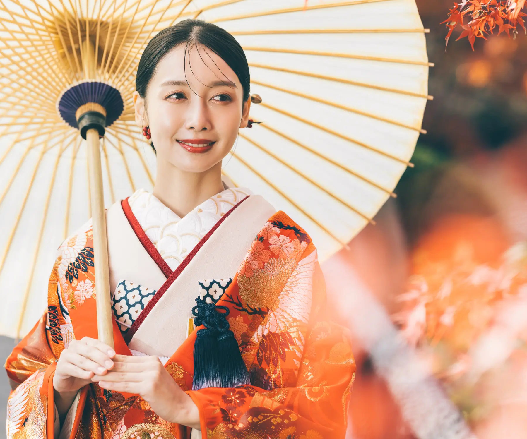 福岡市植物園で腕を組む新郎新婦様の結婚写真