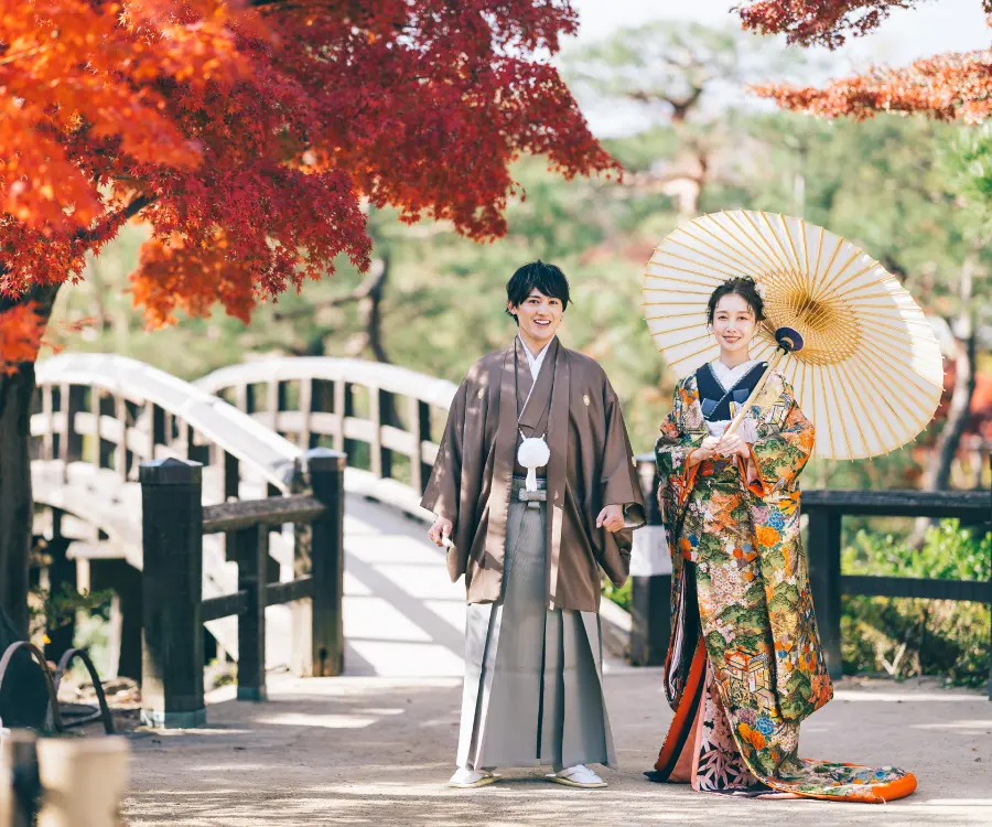 濃緑と花に囲まれたロケーションフォト