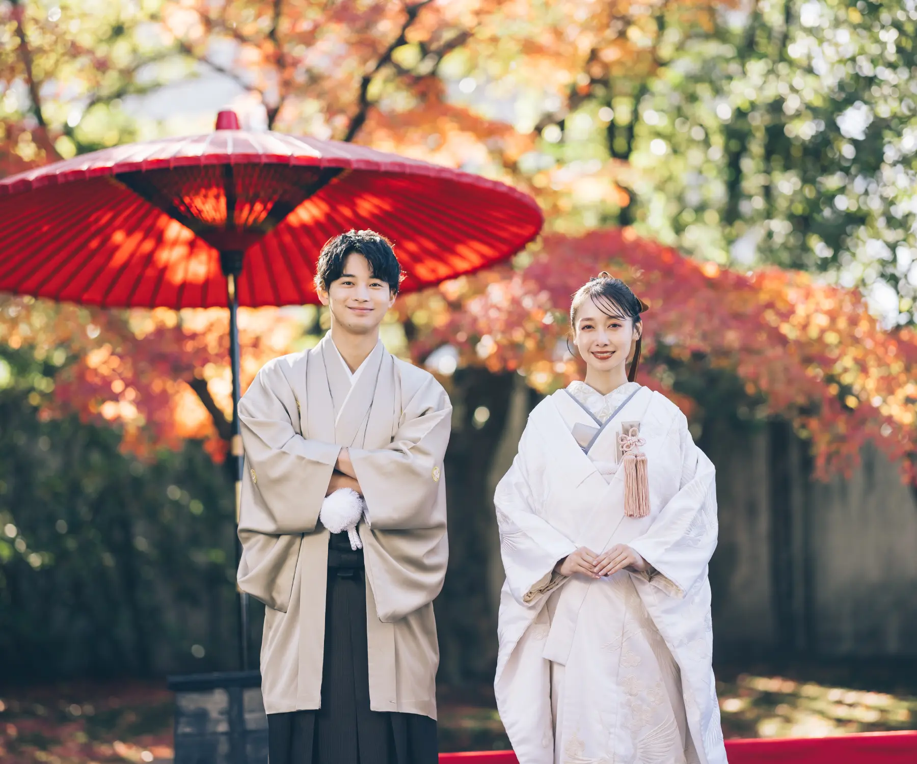 並木道の真ん中で笑顔で背中を合わせる新郎新婦様のロケーションフォト