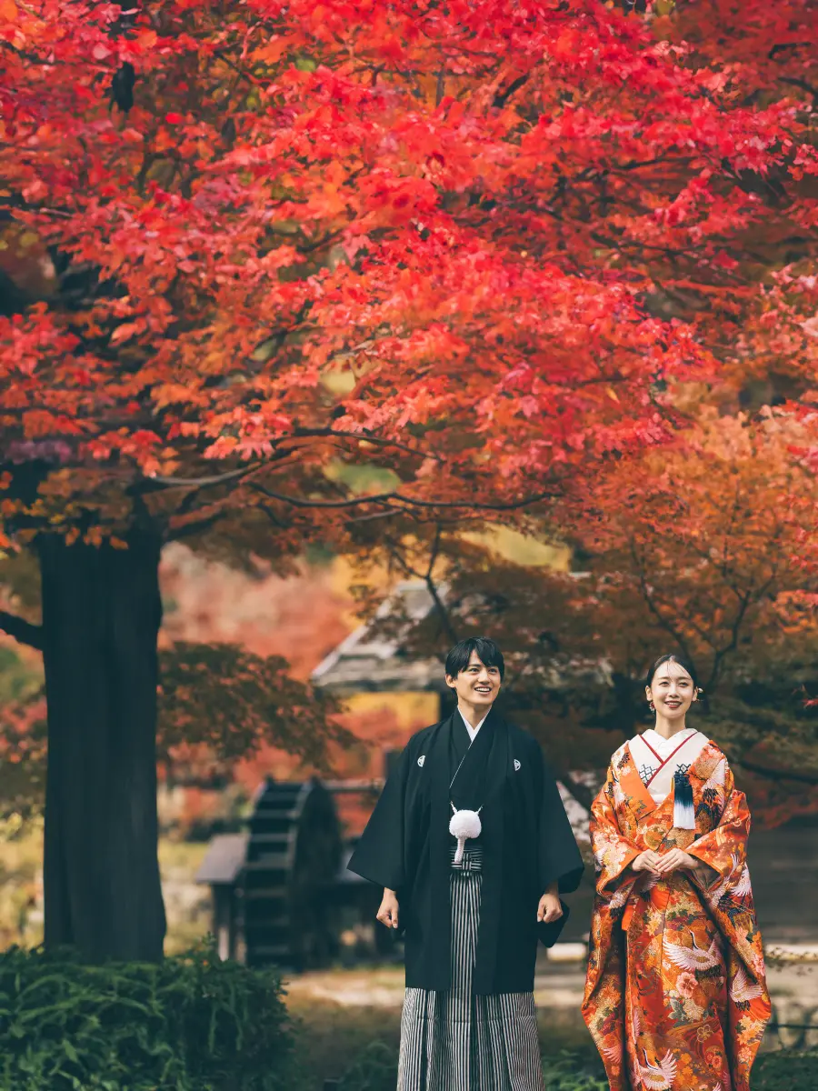 新緑の中で新婦様を抱き上げる新郎様のロケーションフォト