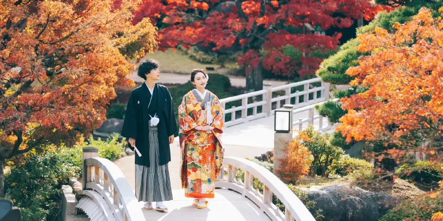 大自然の中で誓い合う新郎新婦様のウェディングフォト