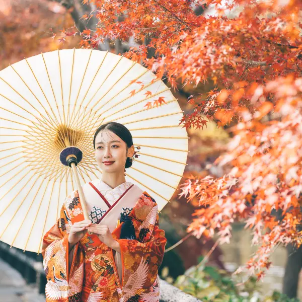 大きな噴水の前で目を合わせる新郎新婦様の結婚写真