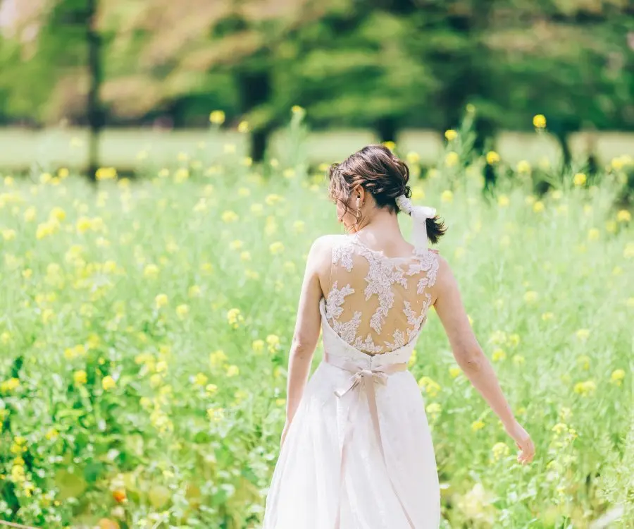 顎に手を当ててアンニュイな表情をする新婦様様のソロショット