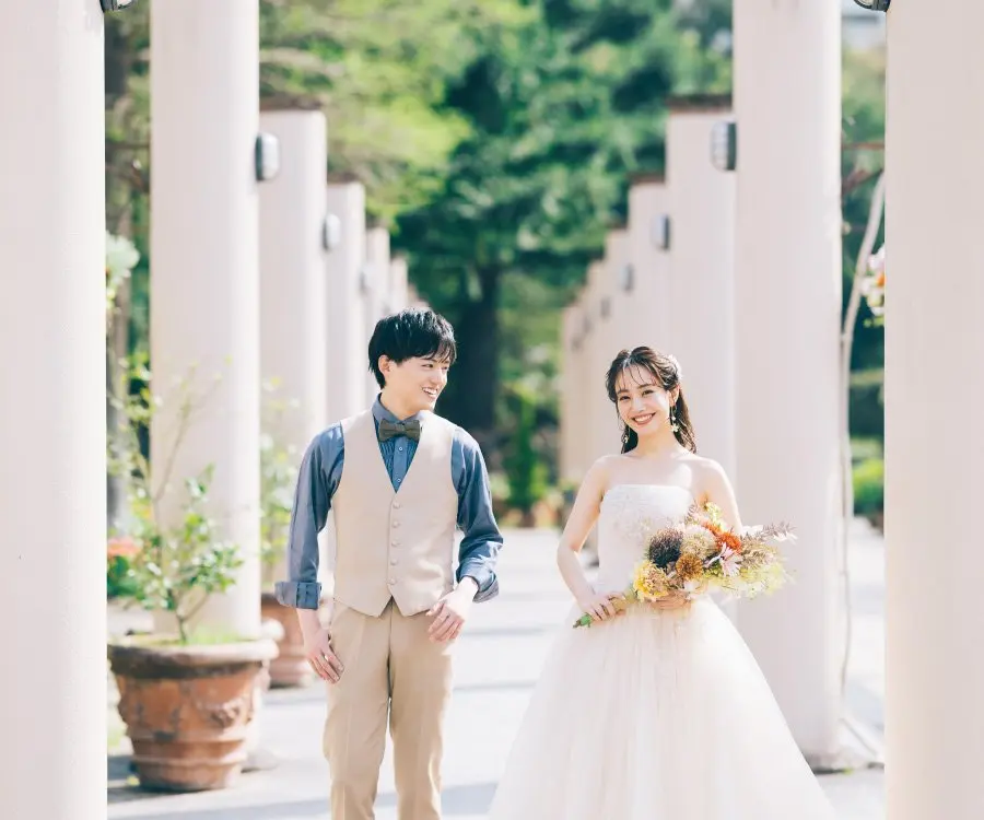 濃緑と花に囲まれたロケーションフォト