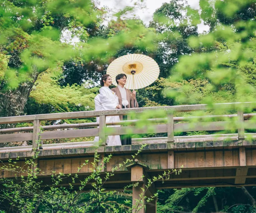 森の中で大木に手をあてて空を眺める新婦様のソロショット