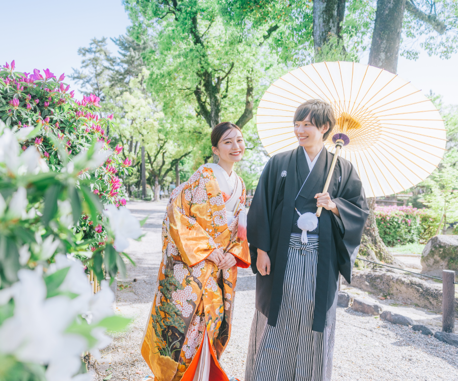 顎に手を当ててアンニュイな表情をする新婦様様のソロショット