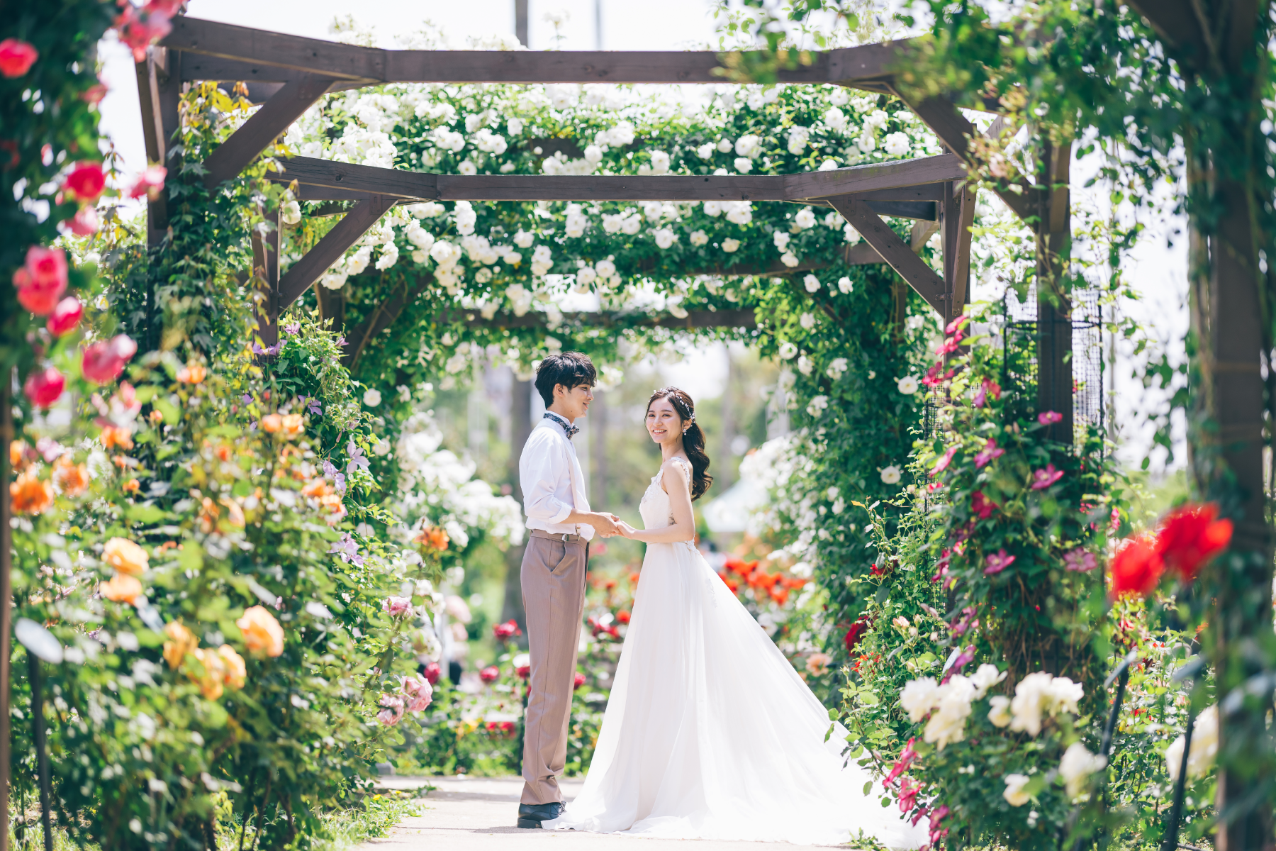 新緑の中で新婦様を抱き上げる新郎様のロケーションフォト