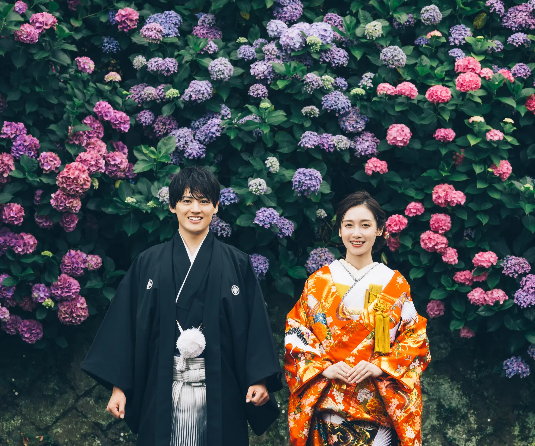 福岡市植物園で腕を組む新郎新婦様の結婚写真