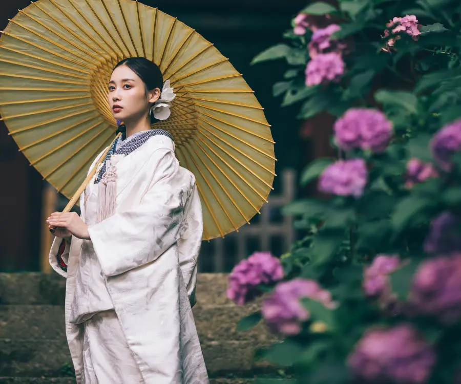 濃緑と花に囲まれたロケーションフォト