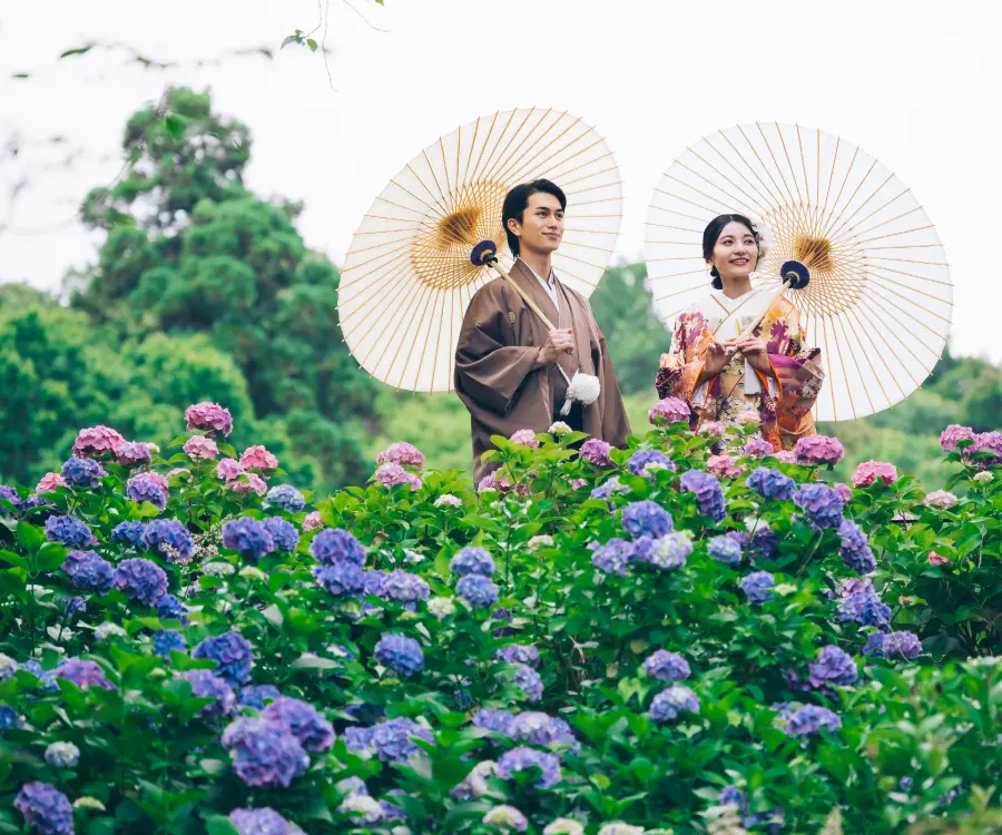 森の中で大木に手をあてて空を眺める新婦様のソロショット