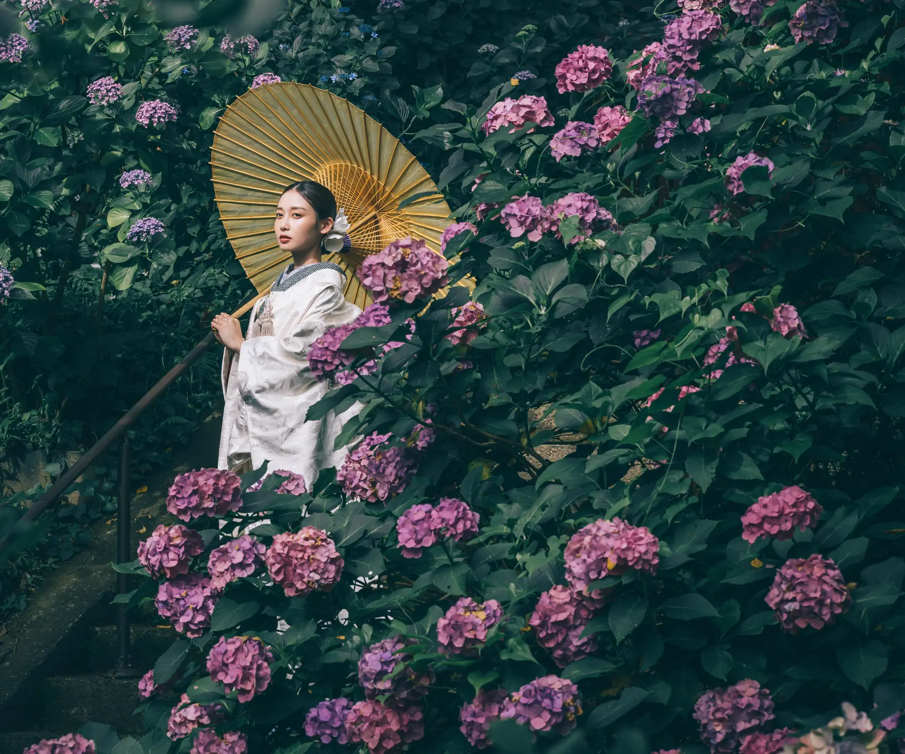 並木道の真ん中で笑顔で背中を合わせる新郎新婦様のロケーションフォト