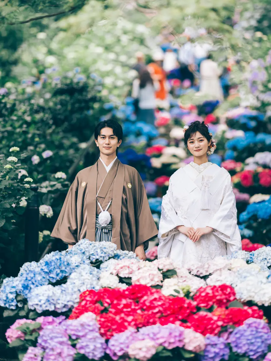 新緑の中で新婦様を抱き上げる新郎様のロケーションフォト