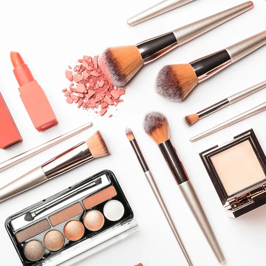 様々な種類のコスメ・メイク道具が並べられた様子