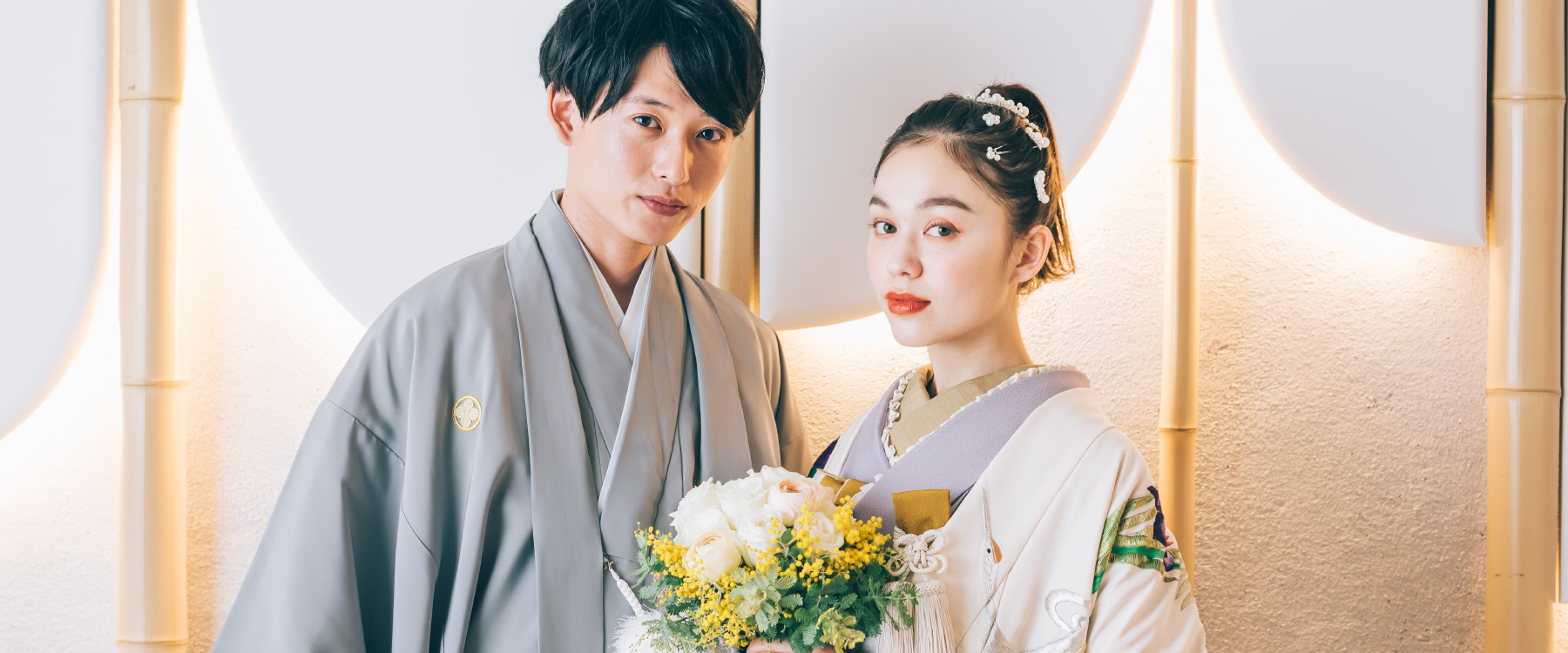 凛々しい表情でこちらを見つめる新郎新婦様の和装前撮り