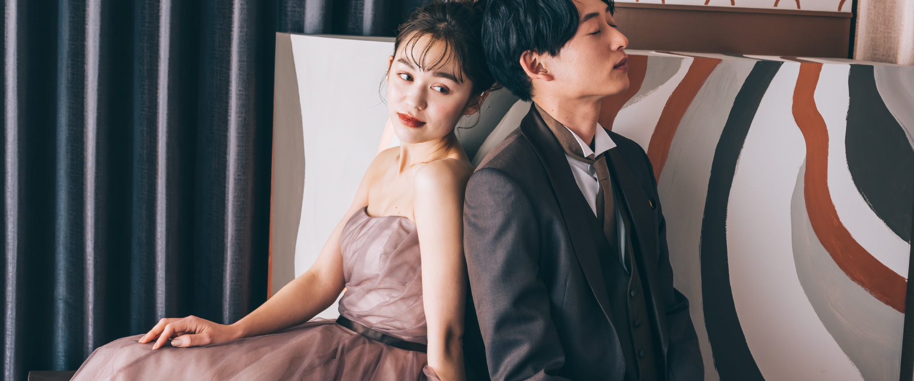 アンニュイな表情で寄り掛かりあう新郎新婦様のウェディングフォト