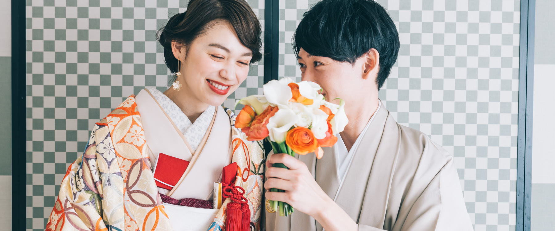 コソコソ話をして微笑む新郎新婦様