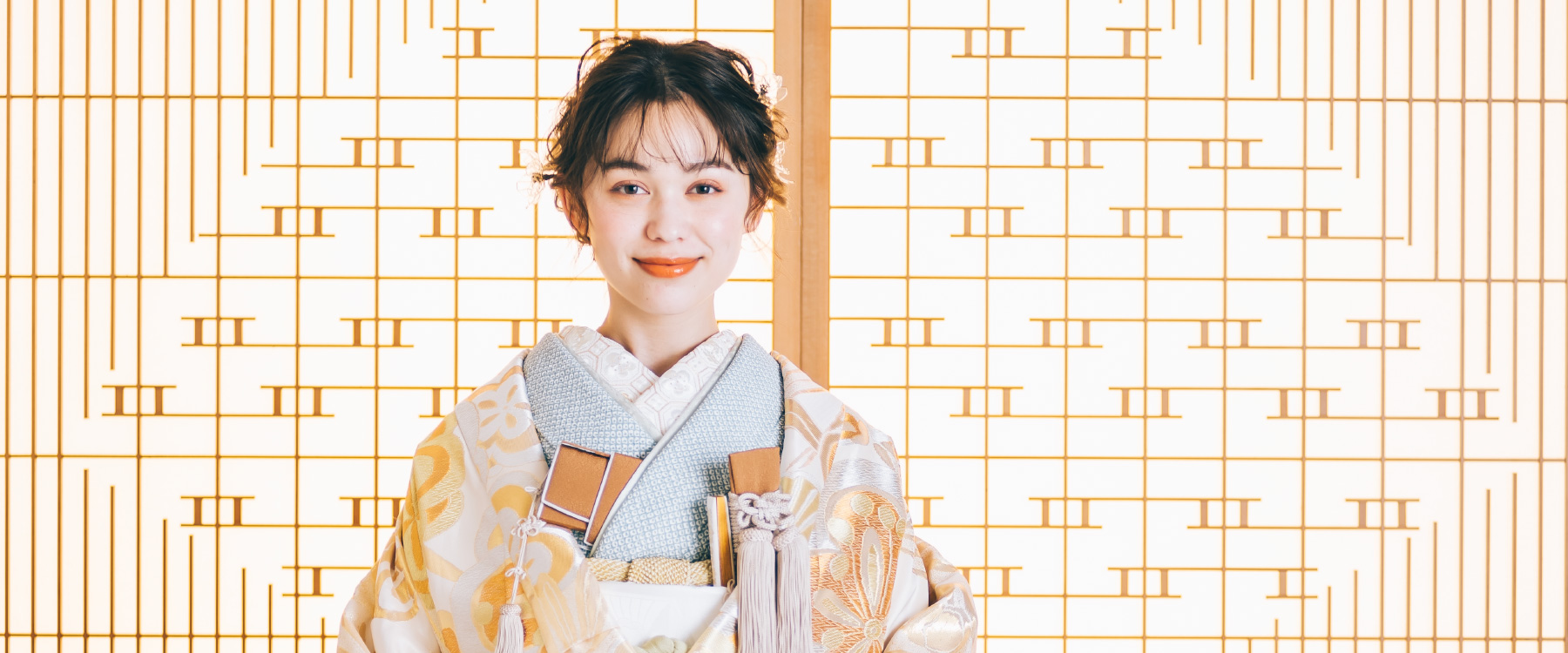 和モダンな障子をバックに微笑む新婦様ソロショット