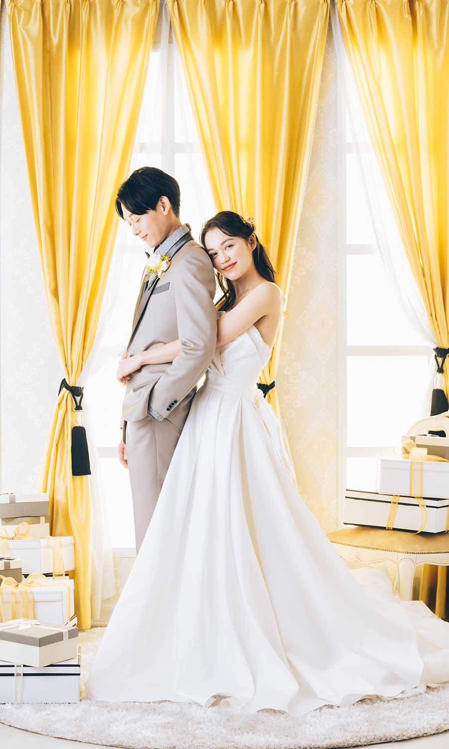                     新郎様にくっつく新婦様のウェディングフォト