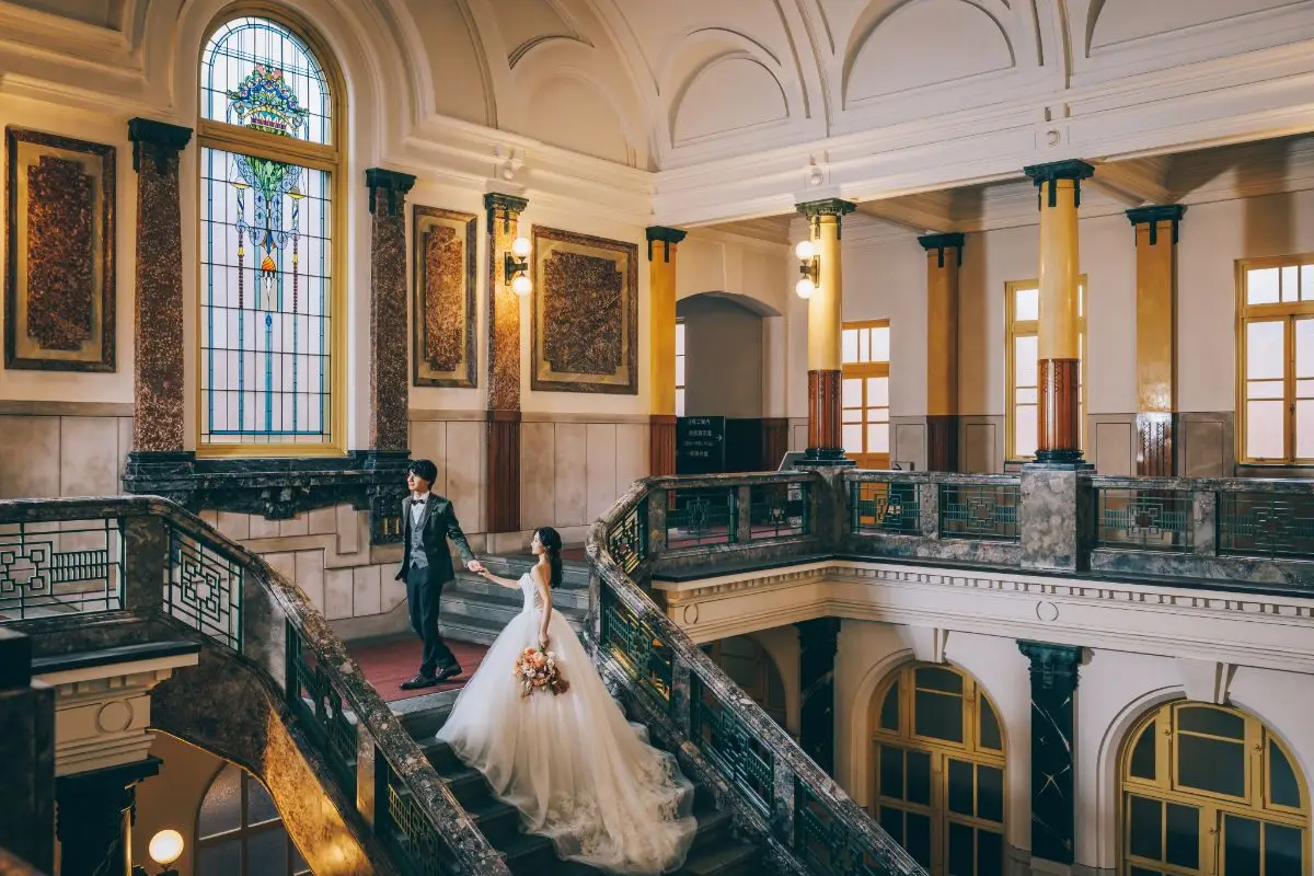 階段で新婦様をエスコートする新郎様のウェディングフォト