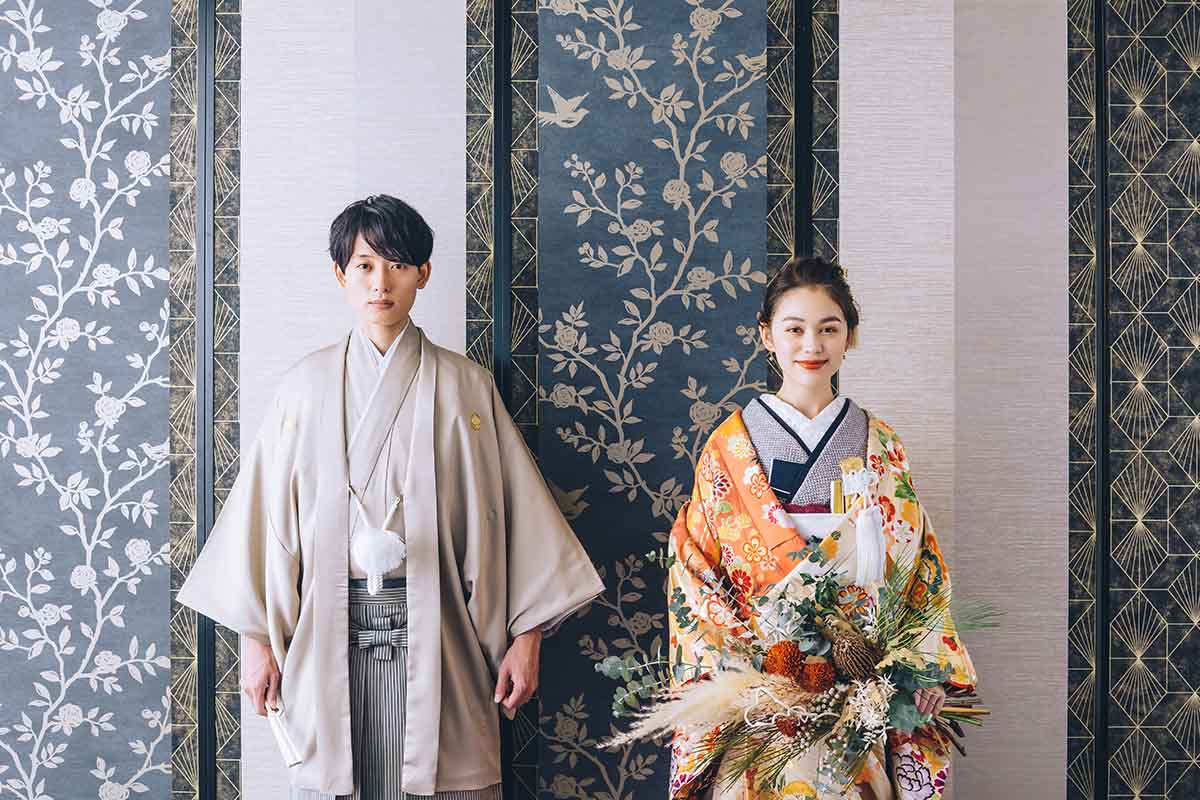和装でこちらを見つめる新郎新婦様