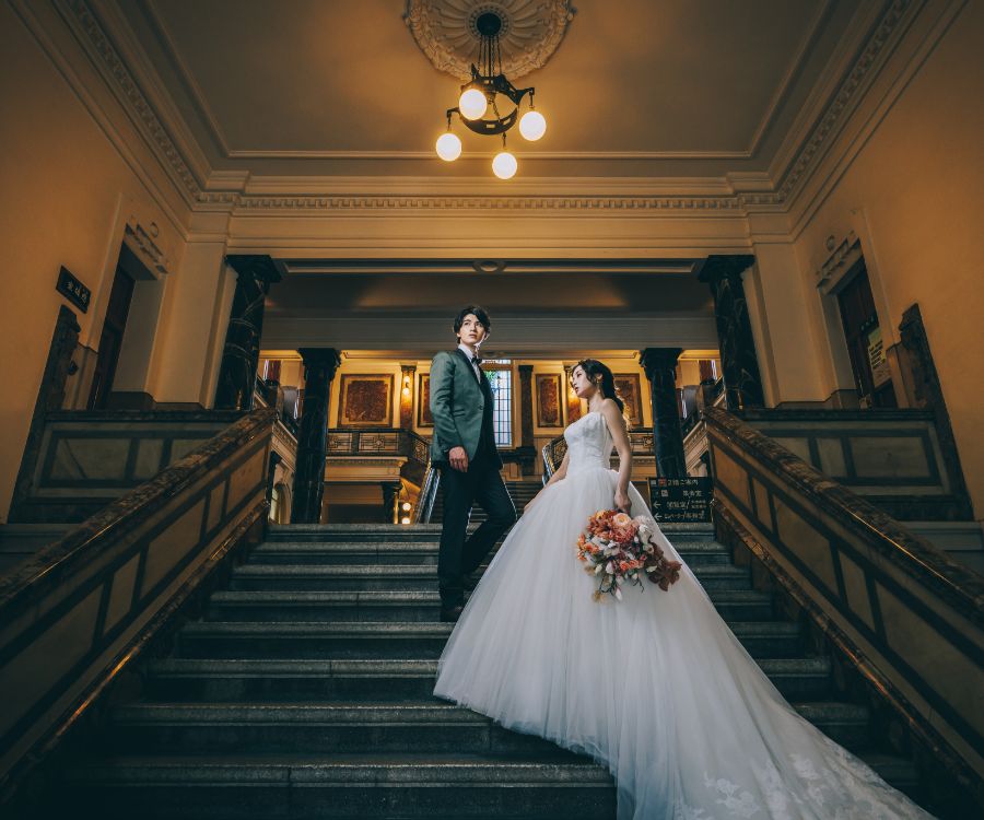 クラシカルな階段でアンニュイな表情をする新郎新婦様の結婚写真