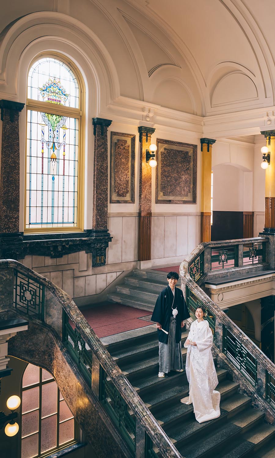 精巧なステンドグラスの横にある壁に寄りかかる新婦様のソロショット