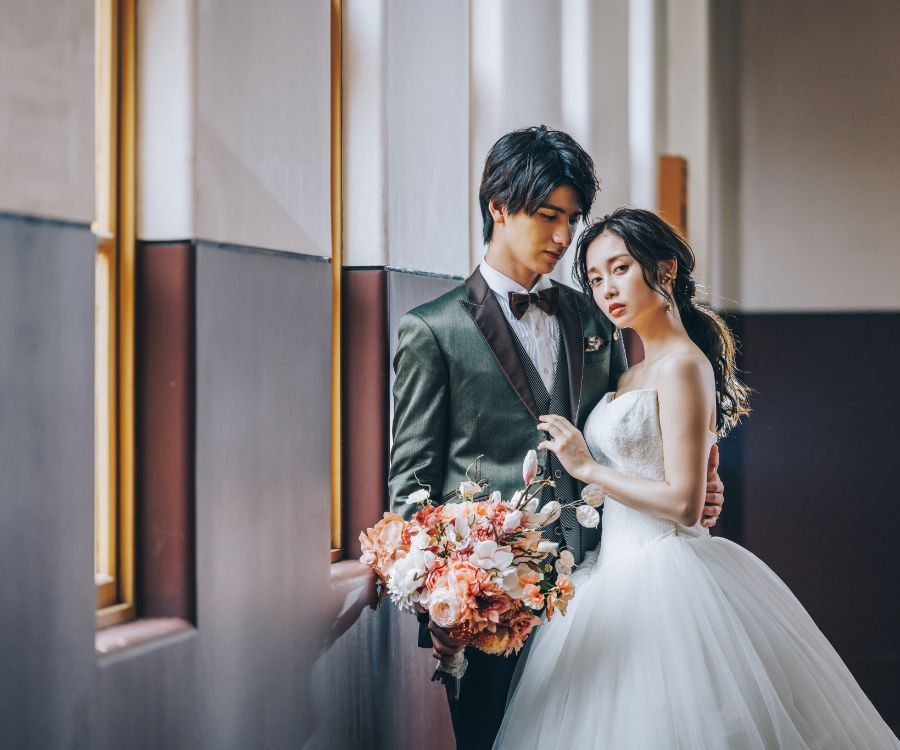 市政資料館の前で佇む新婦様のソロショット