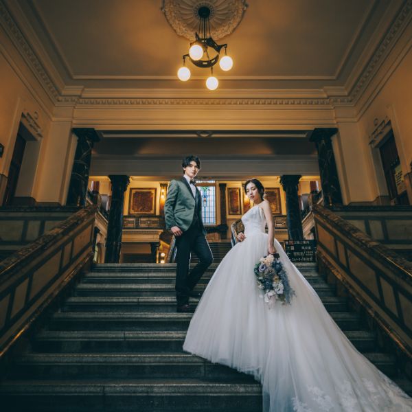 クラシカルな階段でアンニュイな表情をする新郎新婦様の結婚写真