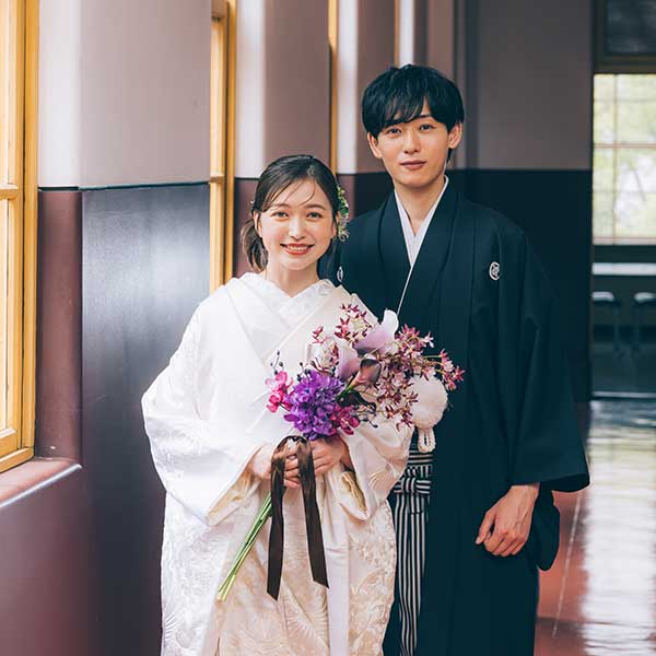 花束を抱えてこちらを見つめる新婦様のソロショット