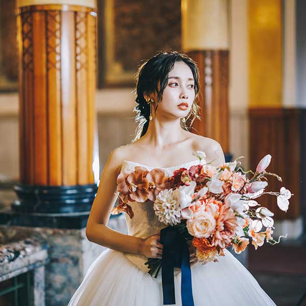 新婦様を抱きかかえる新郎様のウェディングフォト