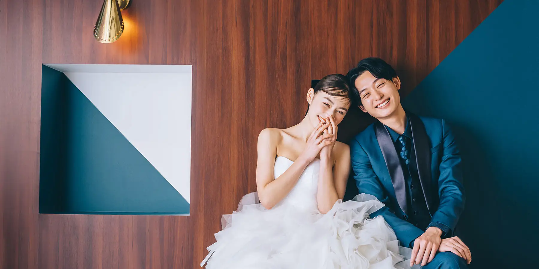 美しいみなとみらいの夜景をバックに抱き合う新郎新婦様のナイトロケーションフォト