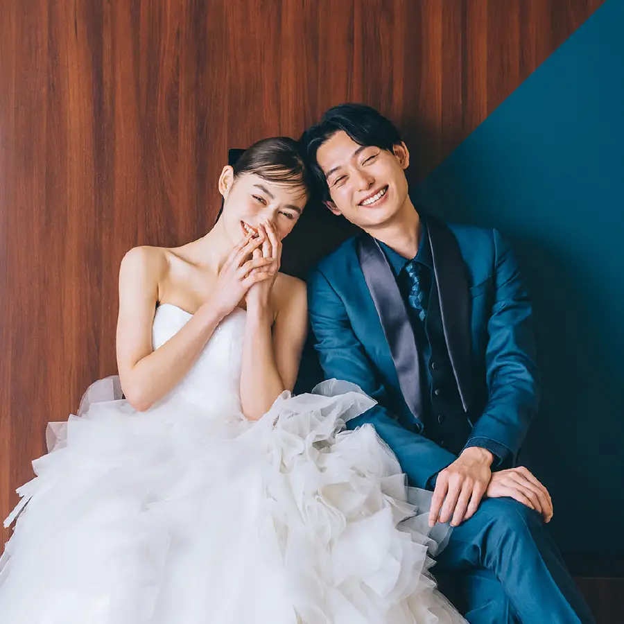 美しいみなとみらいの夜景をバックに抱き合う新郎新婦様のナイトロケーションフォト