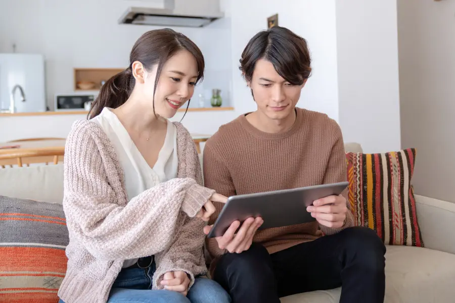 タブレットを使ってオンラインで相談をしているカップル