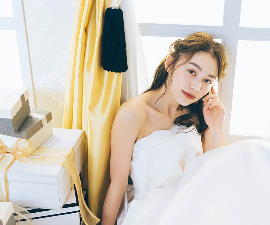                     アンニュイな表情でこちらを見つめる新婦様のソロショット