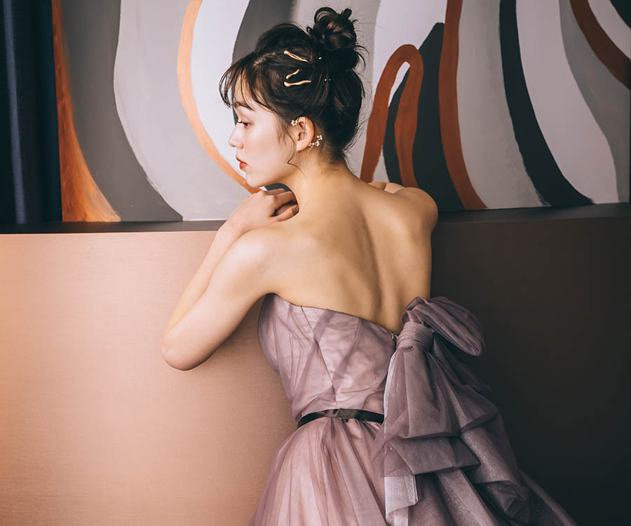                     アンニュイな表情をした新婦様のバックショット