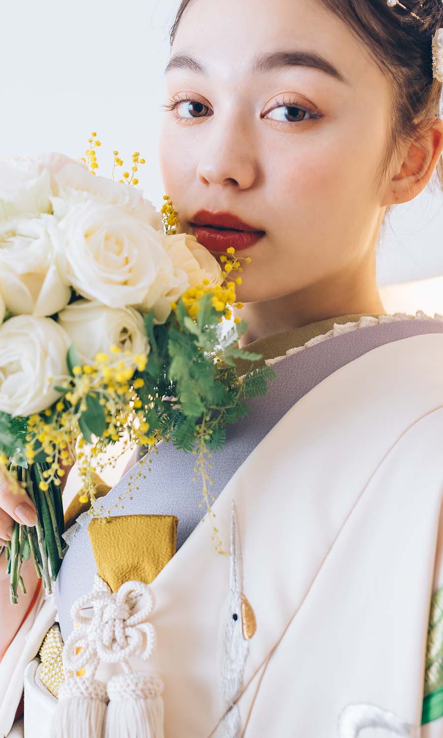                     ブーケを顔に近づけた新婦様のアップショット