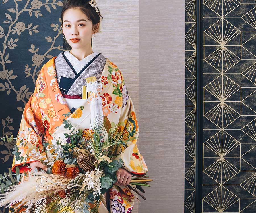                     和モダンな背景に色打掛が映える新婦様のソロショット