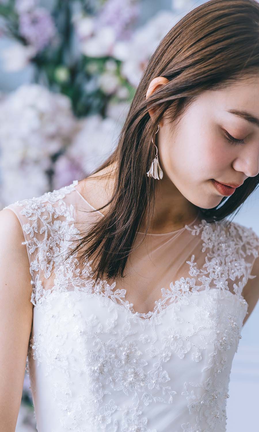                    ウェディングドレスを着て目を伏せる新婦様のアップショット